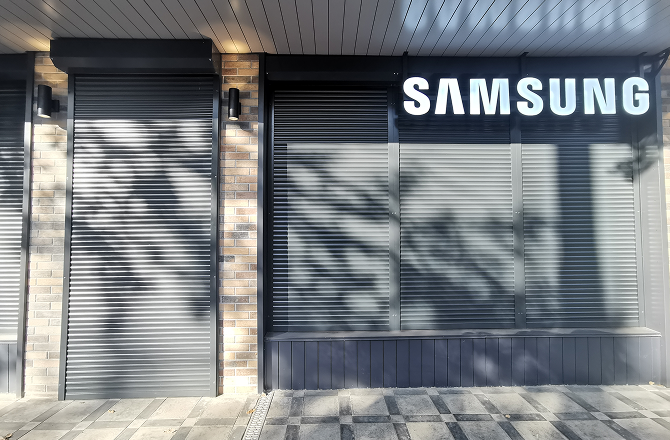 Установка защитных роллет для магазина Samsung
